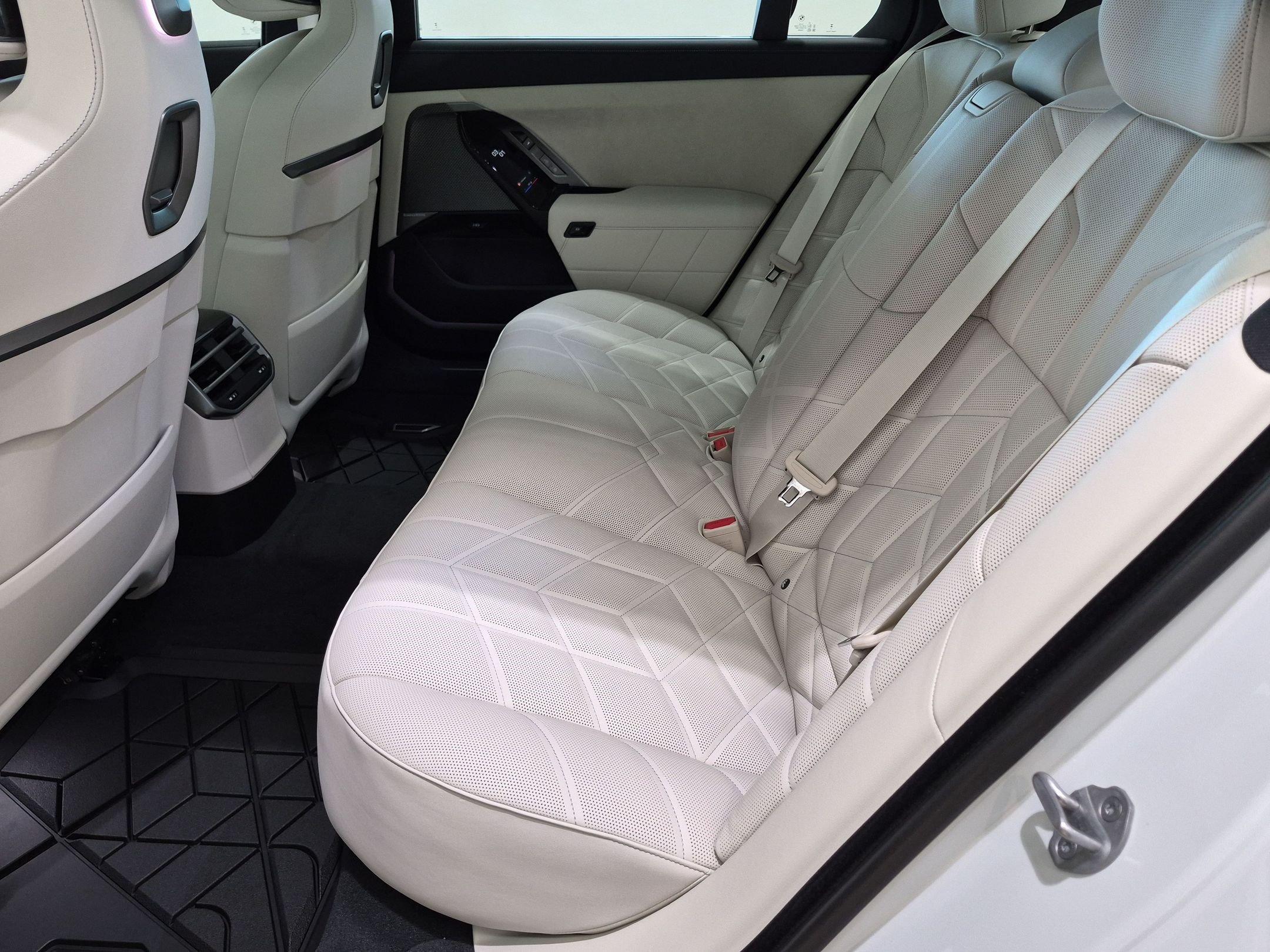 New 2027 BMW 740i w/ Executive Package RWD image 25