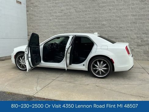 Used 2019 Chrysler 300 Touring w/ Quick Order Package 2EF RWD image 13