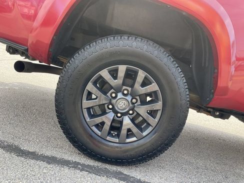 Certified 2022 Toyota Tacoma SR5 AWD/4WD image 12