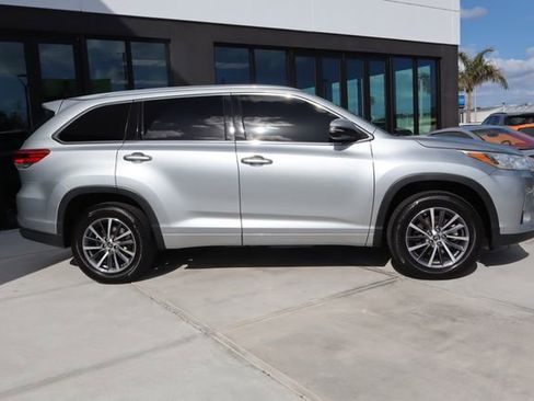 Used 2017 Toyota Highlander XLE image 2