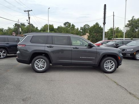 Used 2025 Jeep Grand Cherokee L Laredo image 2