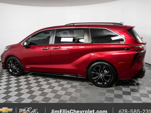 Used 2021 Toyota Sienna XSE w/ XSE Plus Package FWD image 30