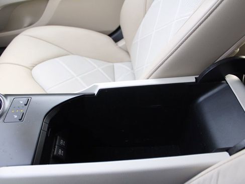 Used 2019 Toyota Camry XLE image 35