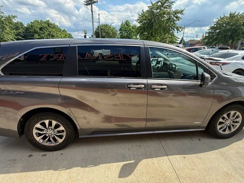 Used 2021 Toyota Sienna XLE AWD/4WD image 7