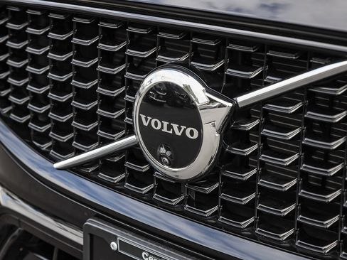 Used 2025 Volvo XC60 B5 Plus image 3