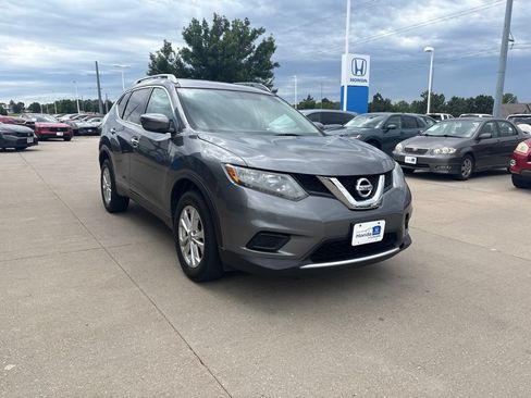 Used 2016 Nissan Rogue SV w/ SV Moonroof Package AWD/4WD image 3