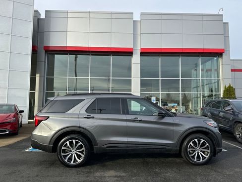 Used 2025 Ford Explorer ST-Line image 2