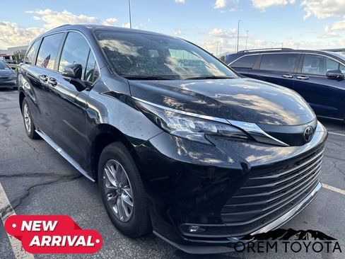 Used 2026 Toyota Sienna XLE FWD image 1