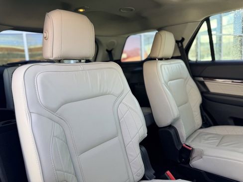 Used 2017 Ford Explorer Platinum image 19