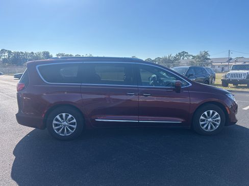 Used 2018 Chrysler Pacifica Touring-L Plus image 8