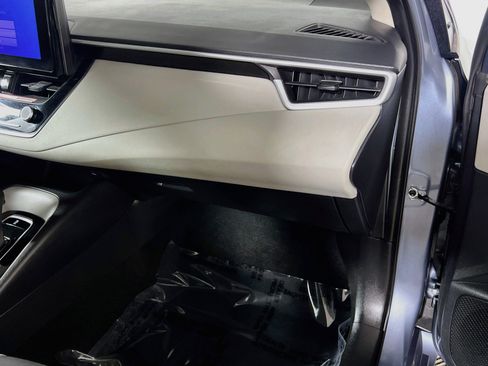 Used 2025 Toyota Corolla LE FWD image 35