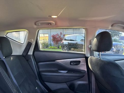 Used 2018 Nissan Murano SV image 16