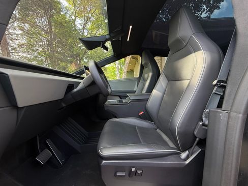 Used 2024 Tesla Cybertruck AWD Crew Cab image 9