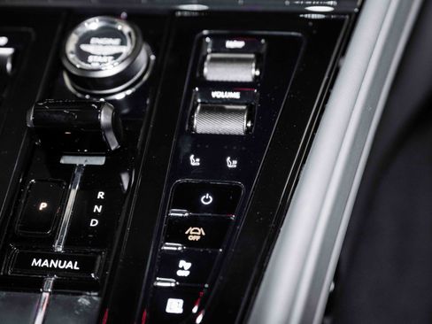 Used 2024 Aston Martin DB12 Coupe image 26