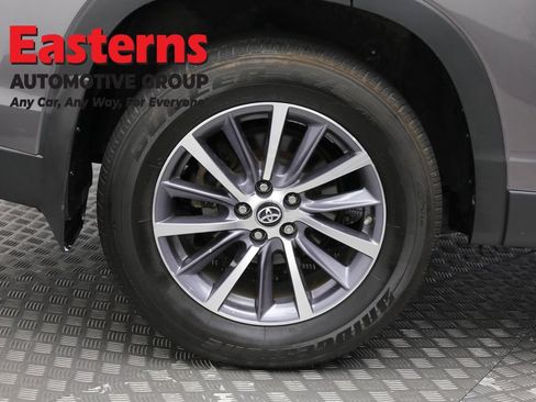 Used 2019 Toyota Highlander XLE AWD/4WD image 33