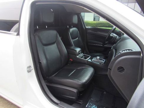Used 2015 Chrysler 300 Limited image 19