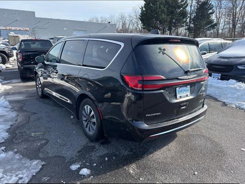 Used 2023 Chrysler Pacifica Touring-L image 6