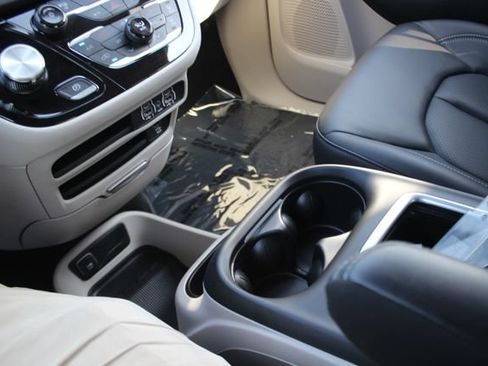 Used 2024 Chrysler Pacifica Limited w/ Uconnect Theater Family Group FWD image 11