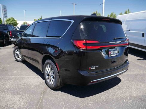 New 2026 Chrysler Pacifica Select AWD/4WD image 17