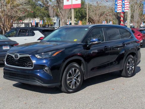 Certified 2023 Toyota Highlander XLE image 1