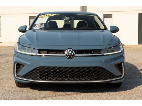 Used 2025 Volkswagen Jetta SE image 3