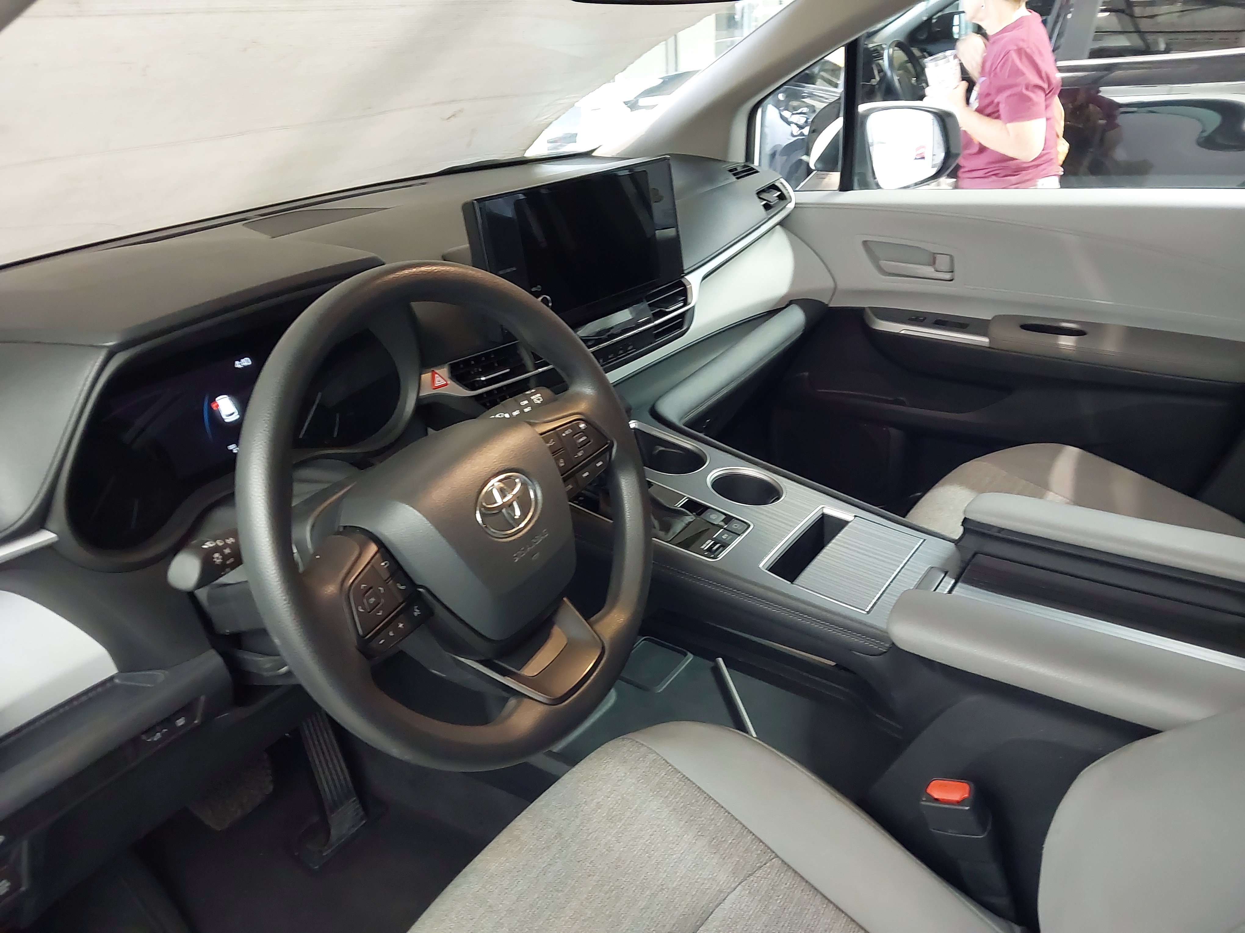 Used 2025 Toyota Sienna LE FWD image 19