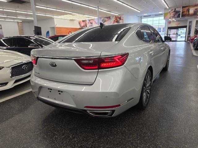 Used 2017 Kia Cadenza Premium w/ Luxury Package FWD image 5