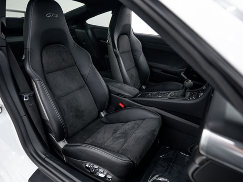 Certified 2018 Porsche 911 GT3 RWD image 16