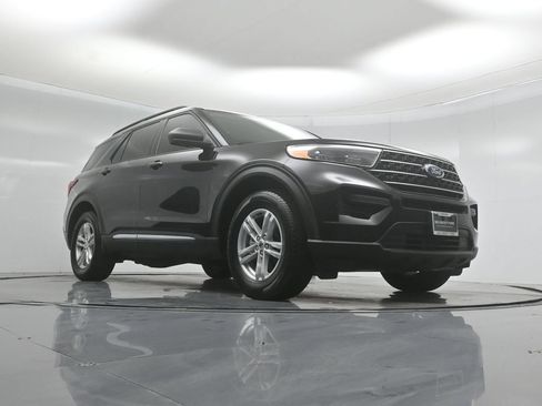 Certified 2024 Ford Explorer XLT RWD image 40