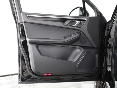 Used 2025 Porsche Macan image 20