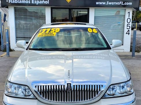 Used 2006 Lincoln Town Car Signature Limited image 3