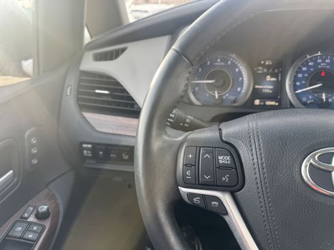 Used 2017 Toyota Sienna Limited image 23