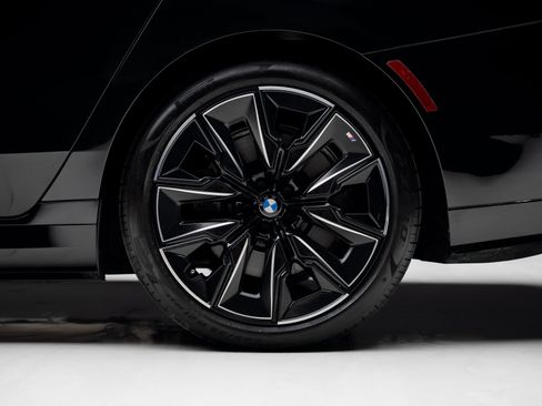 Used 2024 BMW i7 eDrive50 w/ M Sport Package image 24