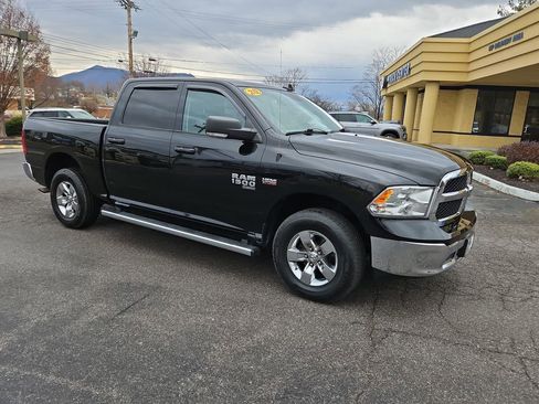 Used 2020 RAM 1500 Classic SLT w/ Luxury Group image 8