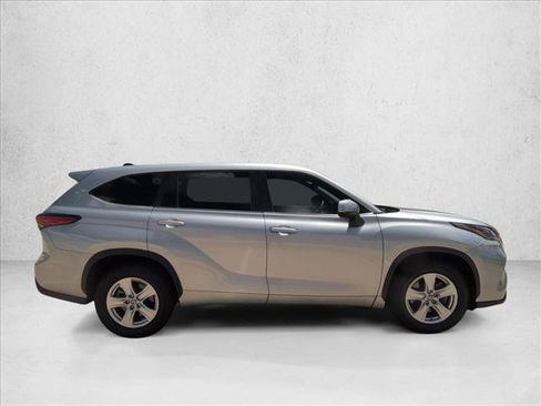 Used 2023 Toyota Highlander L FWD image 4