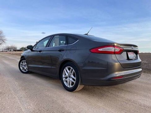 Used 2015 Ford Fusion SE image 3