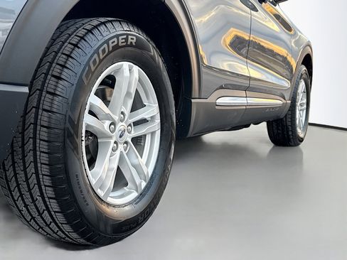 Used 2022 Ford Explorer XLT w/ Equipment Group 202A image 16