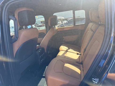 Used 2023 Land Rover Defender 110 V8 AWD/4WD image 9
