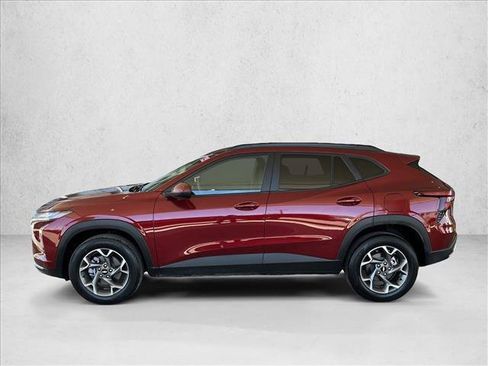 Used 2025 Chevrolet Trax LT FWD image 2