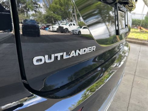New 2025 Mitsubishi Outlander SE image 18