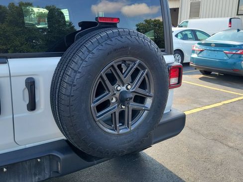 Used 2024 Jeep Wrangler Unlimited Sport AWD/4WD image 11