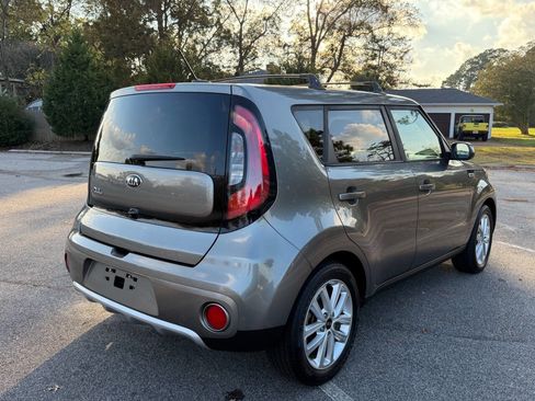 Used 2018 Kia Soul + image 9