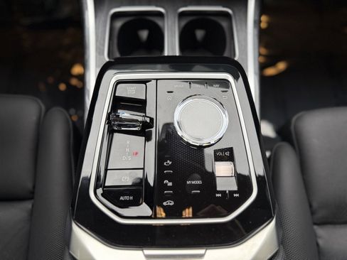 Used 2025 BMW 760i xDrive w/ Executive Package image 18