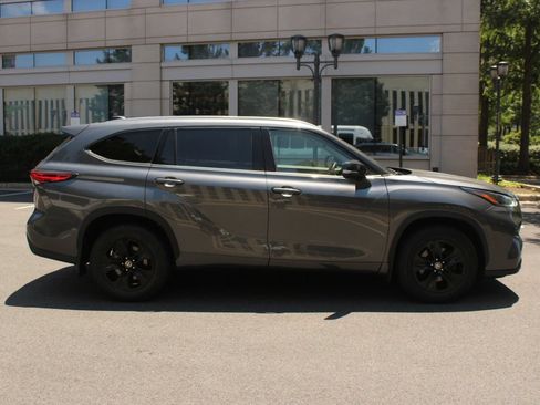 Used 2021 Toyota Highlander XLE AWD/4WD image 6