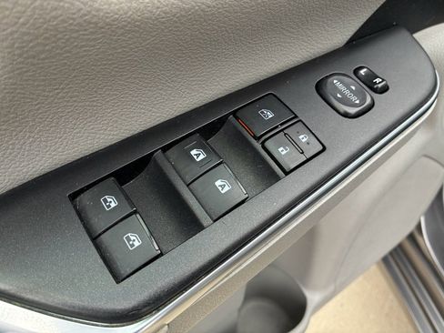 Used 2017 Toyota Camry SE image 12