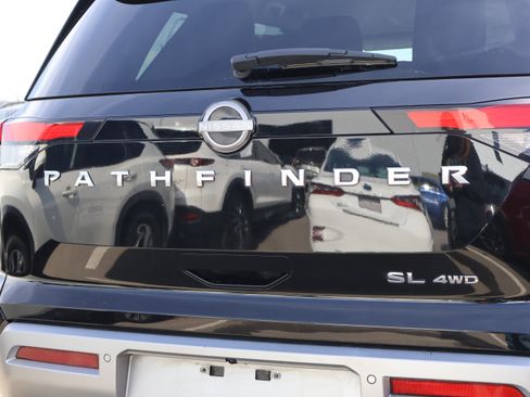 Used 2025 Nissan Pathfinder SL image 18