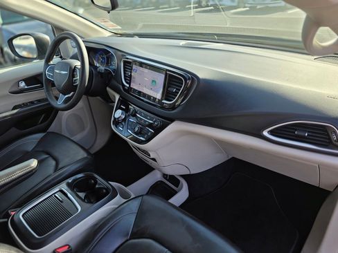 Used 2023 Chrysler Pacifica Touring-L FWD image 8