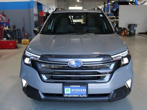 Used 2025 Subaru Forester Premium AWD/4WD image 2