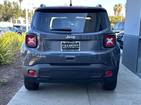 New 2023 Jeep Renegade Latitude w/ Premium Group image 3