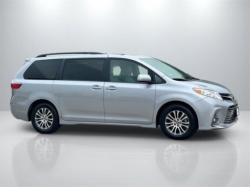 Used 2018 Toyota Sienna XLE w/ XLE Navigation Package image 4